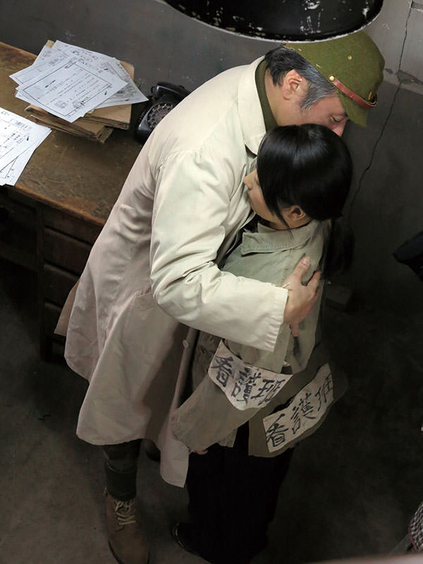 ヘンリー塚本　あ～異国の大地　集団暴行 美しくも卑猥な白百合の花