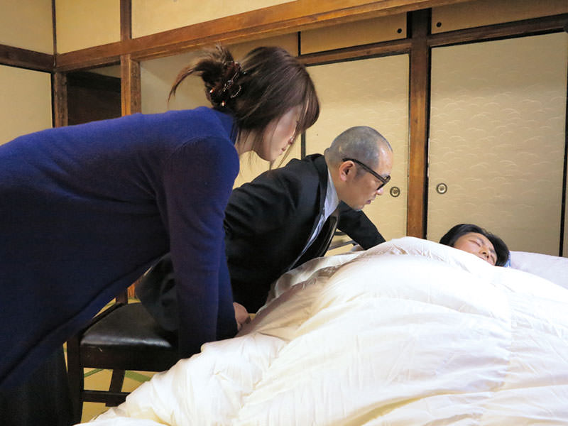 ヘンリー塚本　世間によくある親父が嫁を寝取る話し　・男やもめの義父と性的不満の息子の嫁・夫の父に力づくでやられた嫁、その後はズルズルと…