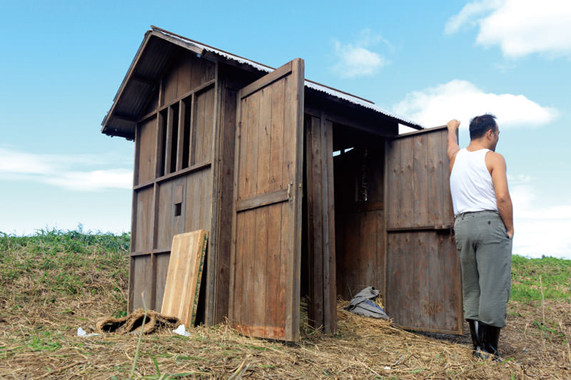 ヘンリー塚本　人妻のナマナマしい白昼の情事　セックスの匂いが漂う小屋の中